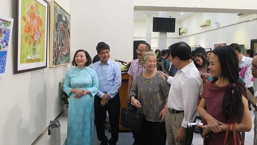 Delegates visiting the exhibition. Photo: Hai Phong Gov
