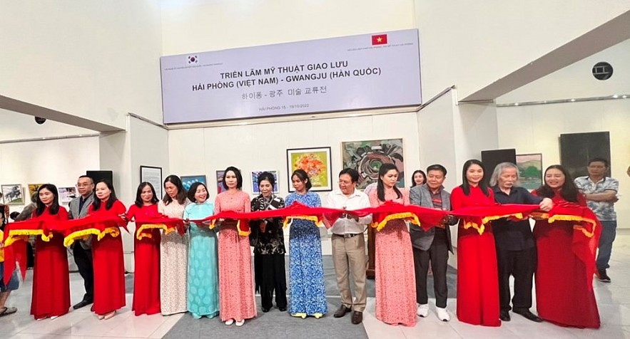 Delegates cut the ribbon to open the exhibition. Photo: Hai Phong gov