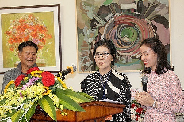 Representatives of artists from the Korean Professional Artists Association Gwangju branch speak at the exhibition. 