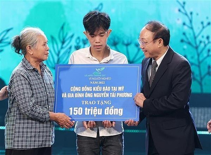 Nguyen Tuan Anh (middle), a boy from Phu Tho province whose parents passed away when he was small, receives support from donors. (Photo: VNA)