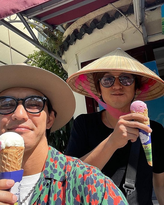 Two actors enjoying ice cream.  Photo: NLD