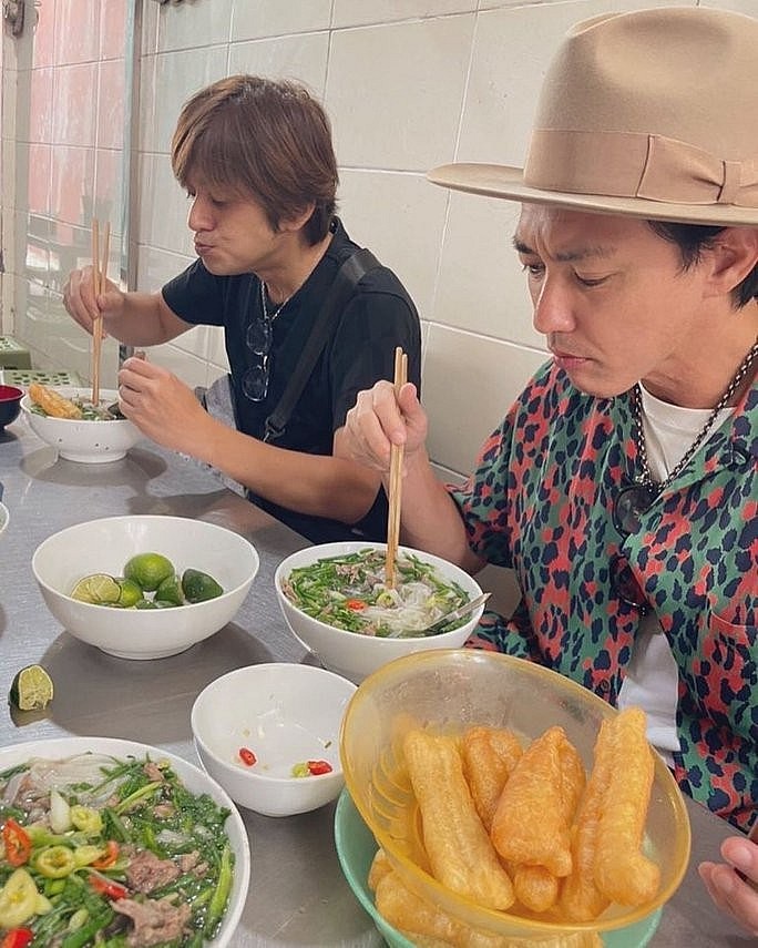 Takeru Shibaki (left) and Noboru Kaneko enjoying pho.  Photo: P