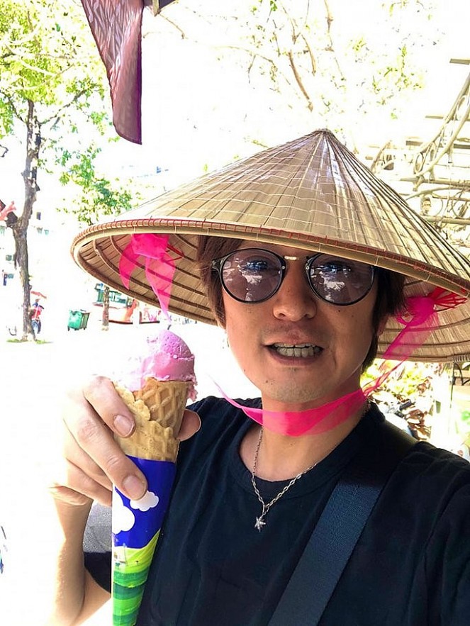 Takeru Shibaki wearing a conical hat.  Photo: NLD