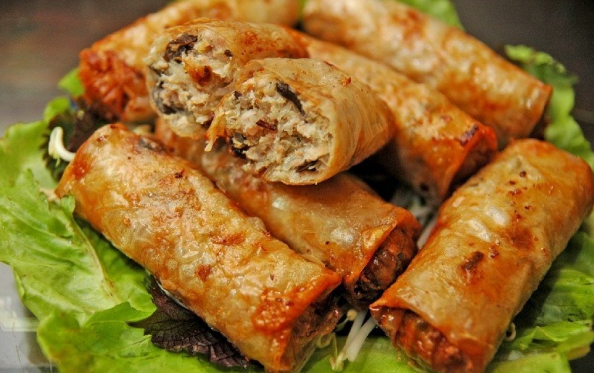 Spring roll is one of the most popular traditional Vietnamese foods served on big occasions such as major ceremonies and Lunar New Year.
