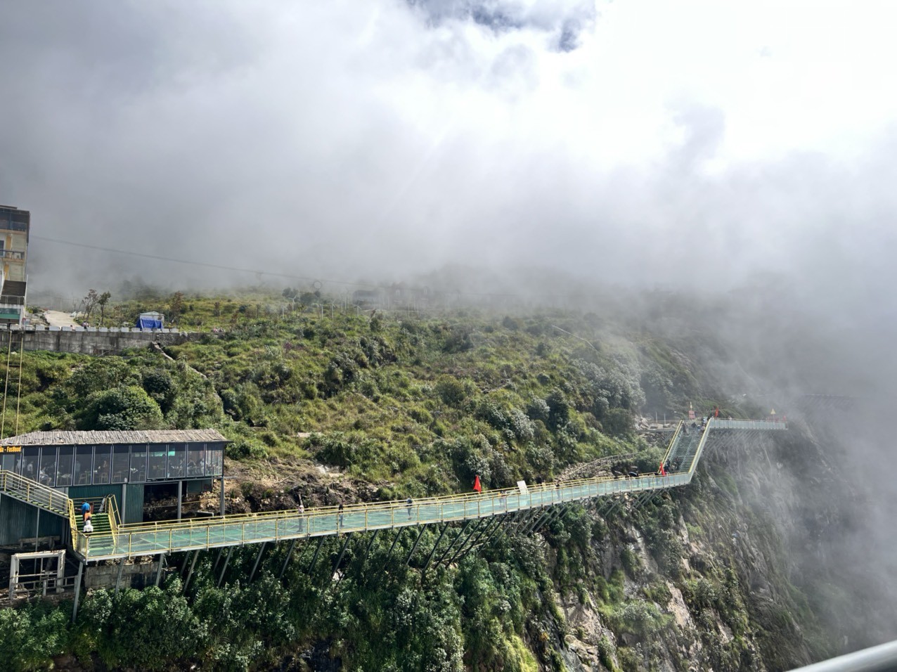 cloud dragon glass bridge in lai chau amazes tourists