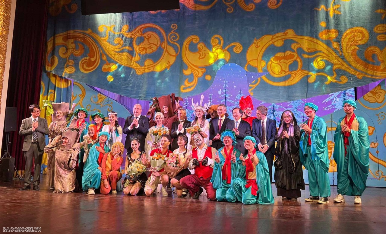 Hanoi Opera House Performs Beloved "Blue Bird" Play