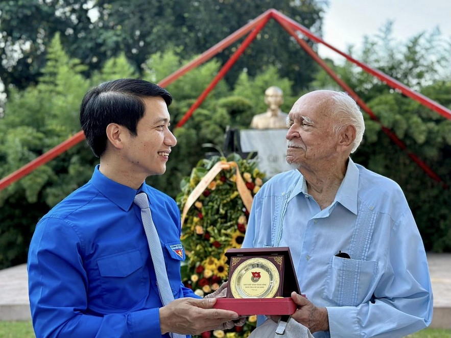 Nguyen Ngoc Luong gave a gift to thank Mr. Joel Diaz - Architect, Vice Chairman of the Cuba - Vietnam Friendship Association, who designed the campus of President Ho Chi Minh's monument in Havana, Cuba (Photo: Song) Dear/Central Vietnam Youth Union)