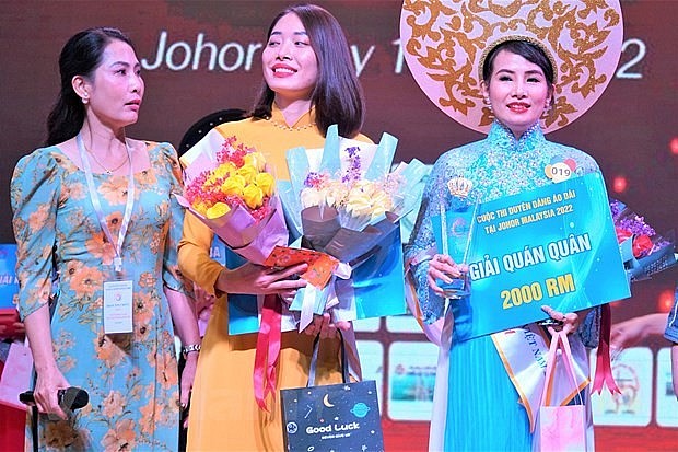 Contestant Ho Van Thu (left) won the first prize and contestant Dinh Thi Ha My (right) won the second prize of the Vietnam Charming Ao Dai contest in Malaysia. Photo: Vietnam+.