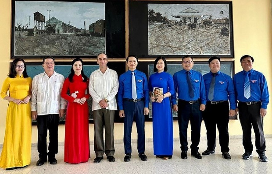 NVietnam's HCYU Central Committee delegation poses for a photo with Rogelio Polanco Fuentes, Secretary of the Communist Party of Cuba’s Central Committee and head of its Ideological Department (fourth from left). Photo: thanhnien.vn