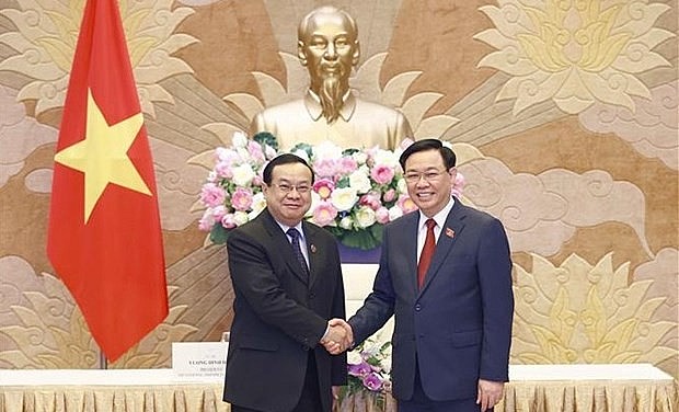 National Assembly Chairman Vuong Dinh Hue (R) and Chairman of the Lao NA’s Foreign Affairs Committee Sanya Praseuth. Photo: VNA