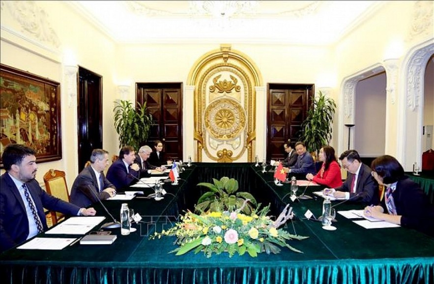 An overview of the seventh pollitical consultation between Vietnam and Chile in Hanoi on October 21. Photo: VNA