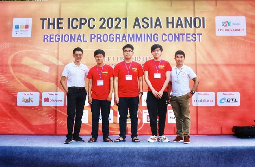 HCMUSBurnedTomatoes comprising Ho Ngoc Vinh Phat (second from left), Le Bao Hiep, Nguyen Vu Dang Duy, and two lecturers won the 2021 Asia ICPC in March 2022. Photo: HCMUS