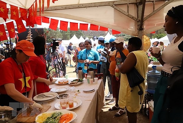 Visitors wait in line to enjoy Vietnamese fried spring rolls at the 2022 South African Diplomatic Fair. (Photo: Hong Minh/VNA