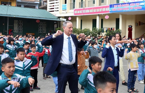 Israeli Ambassador to Vietnam Yaron Mayer exercises with students of Sa Pa Town Primary School.