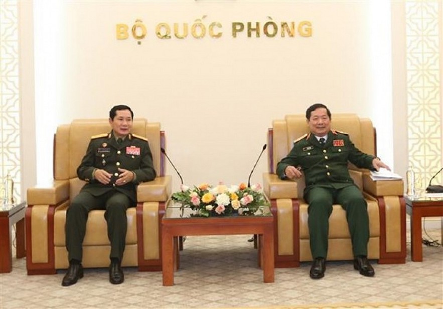Deputy Minister of National Defence Sen. Lt. Gen. Le Huy Vinh (R) and Lt. Gen. Saichay Commasit of Laos. Photo: VNA