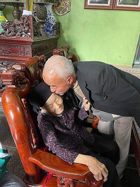 Algerian – Vietnamese Man Reunites With His Mother After 58 Years