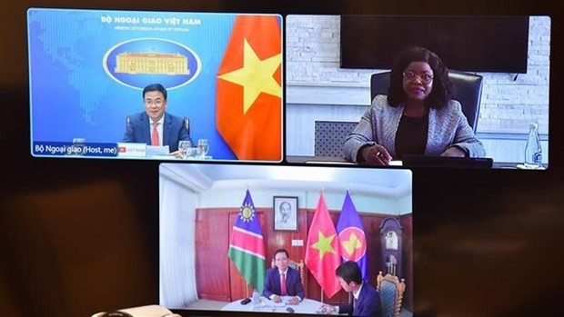 Deputy Minister of Foreign Affairs Pham Quang Hieu (upper, left) and Namibian Deputy Minister of International Relations and Cooperation Jenelly Matundu (upper, right) hold talks via videoconference on October 24. Photo: VNA