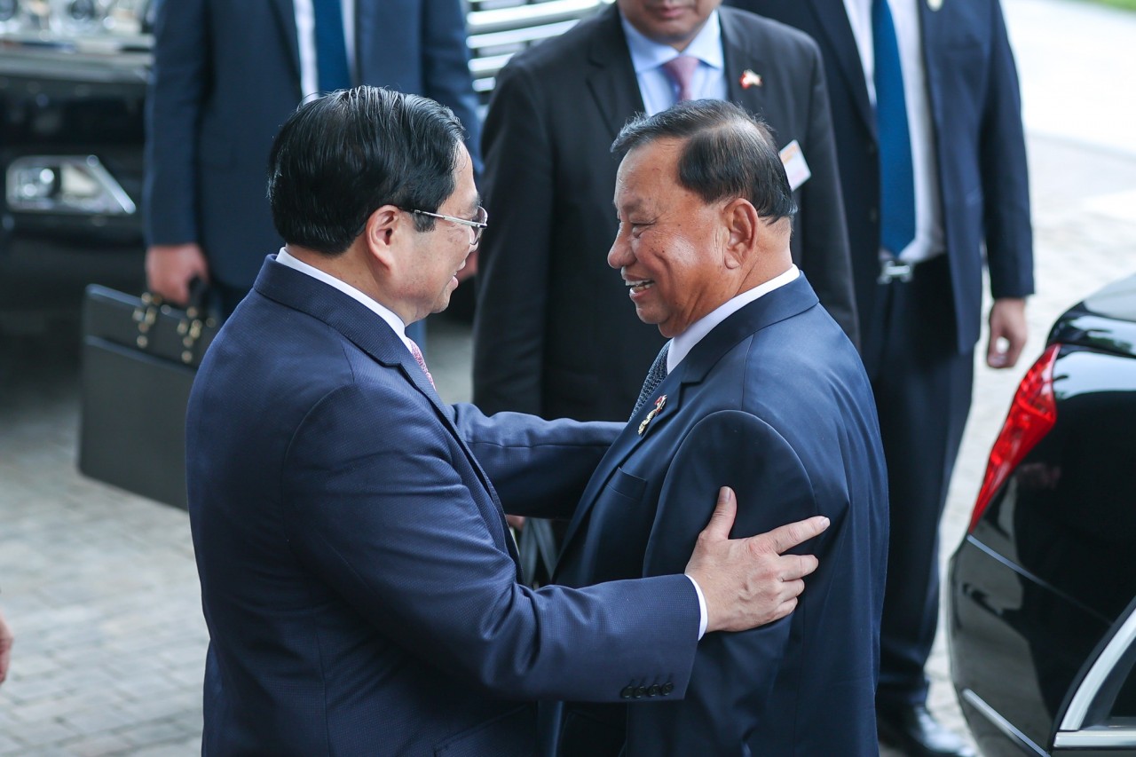 Prime Minister Pham Minh Chinh welcomes President of the Cambodian Senate Samdech Say Chhum. Photo: VGP