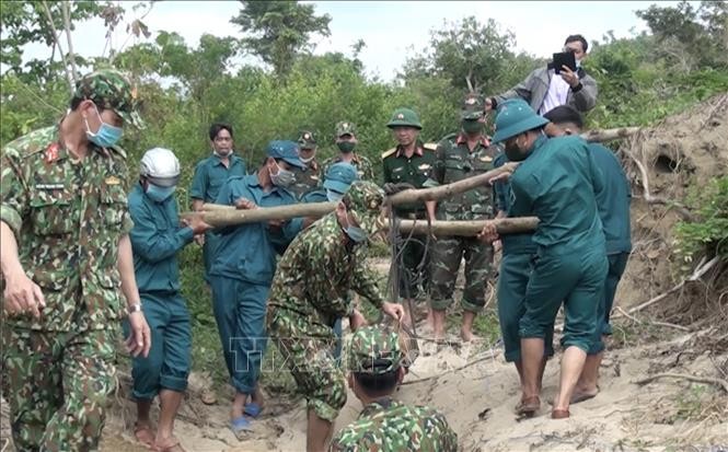 The Military Command of Phu Yen province prepares to detonate a bomb discovered in Song Hinh district in March 2022. Photo: VNA