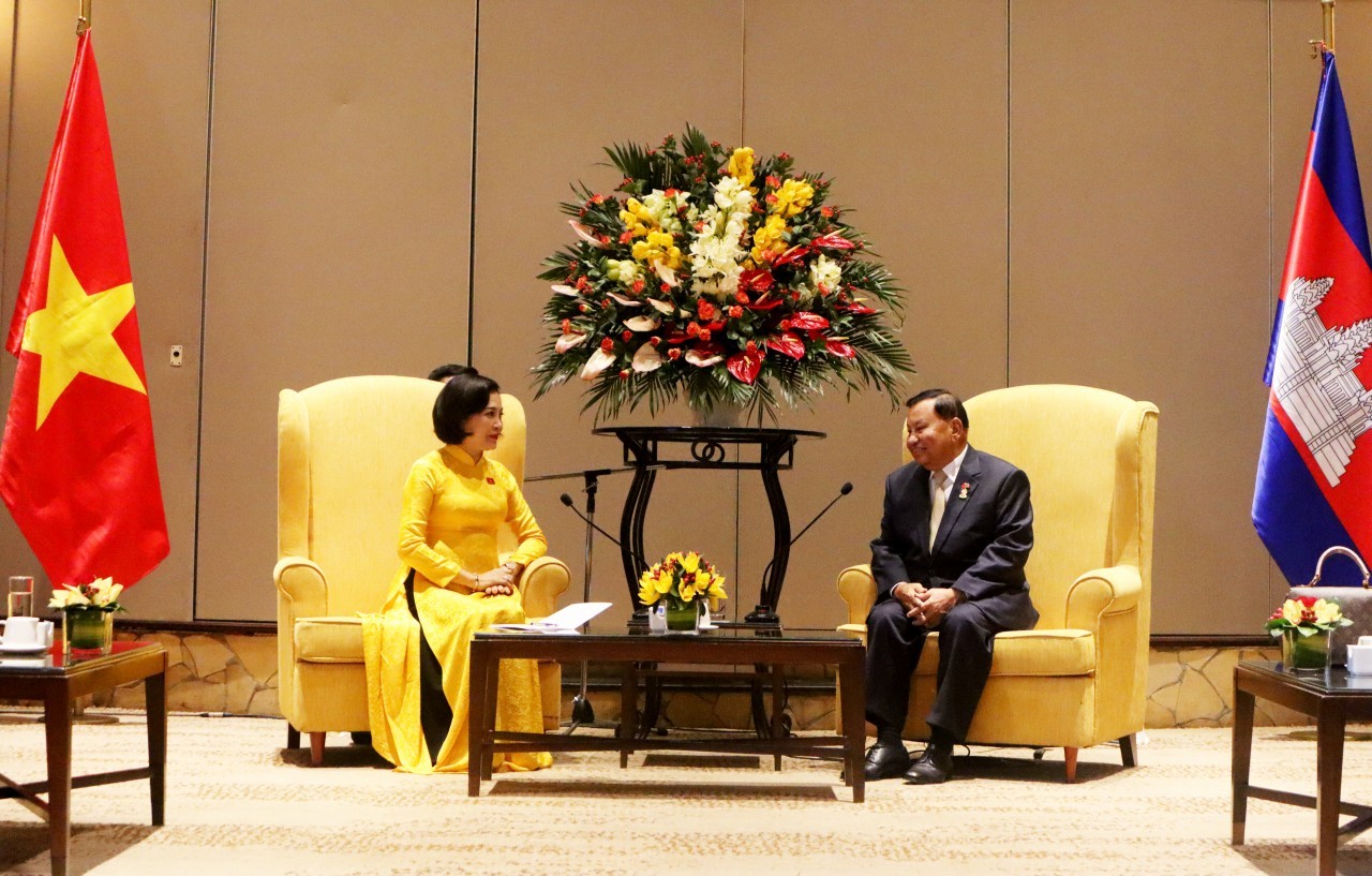President of the Cambodian Senate Samdech Say Chhum (right) meets with President of the Vietnam-Cambodia Friendship Association Nguyen Thi Thanh. Photo: VNT