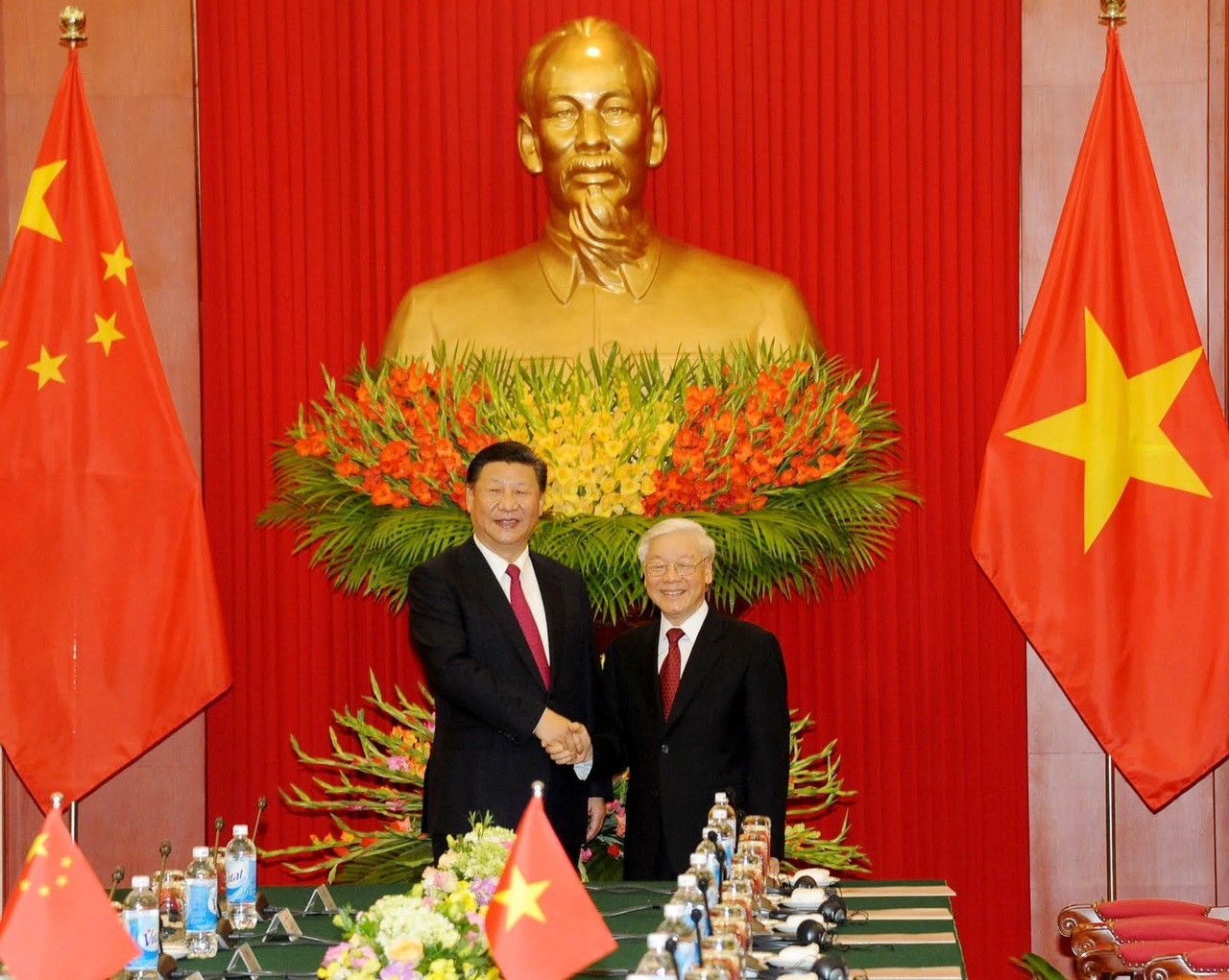 Party General Secretary Nguyen Phu Trong welcomes and holds talks with General Secretary and President of China Xi Jinping during his State visit to Vietnam in 2017.