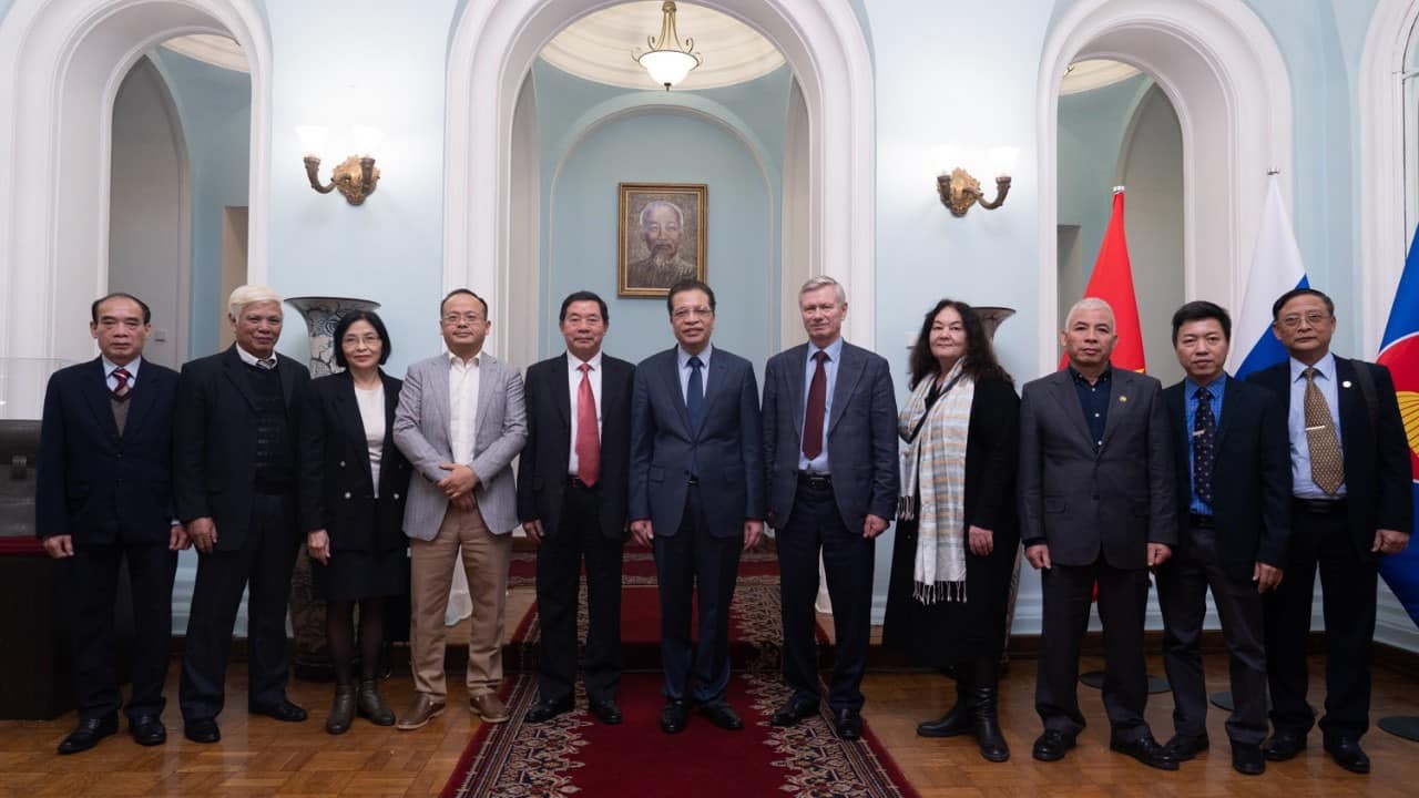 Ambassador Dang Minh Khoi (centre) and the visiting delegation pose for a photo at the Vietnamese Embassy in Russia. Photo: VNA