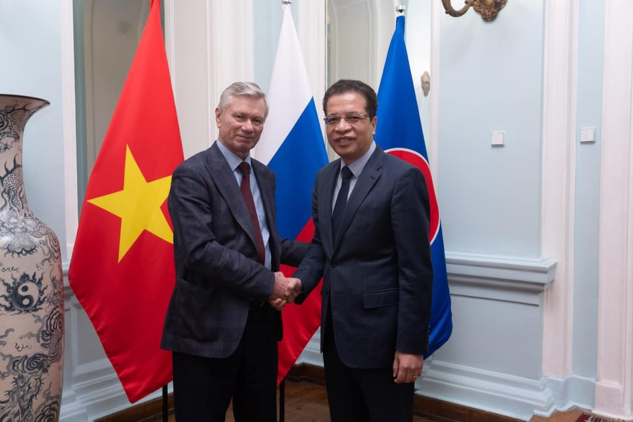 Vietnamese Ambassador to Russia Dang Minh Khoi shakes hands with Chairman of the Russia-Vietnam Friendship Association Vladimir Buyanov. Photo: VNA