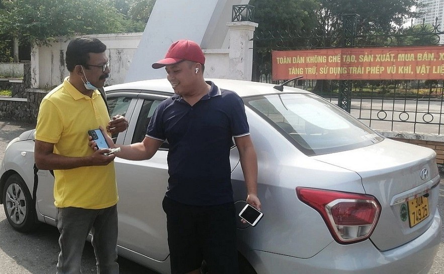 Vietnamese Drivers Lend a Helping Hand to An Indian Couple