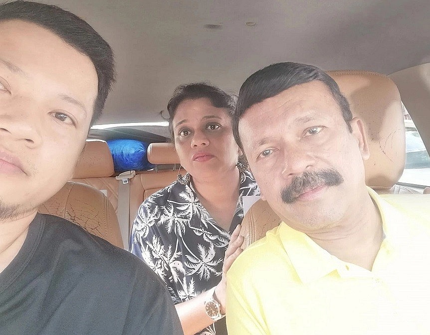 Vietnamese Drivers Lend a Helping Hand to An Indian Couple