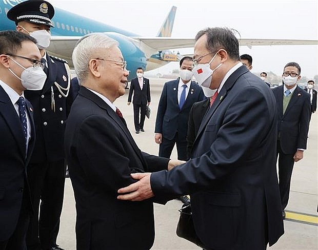 Head of the International Liaison Commission of the Central Committee of the Communist Party of China Liu Jianchao (R) welcomes Party General Secretary Nguyen Phu Trong at the Beijing International Airport on October 30. Photo: VNA