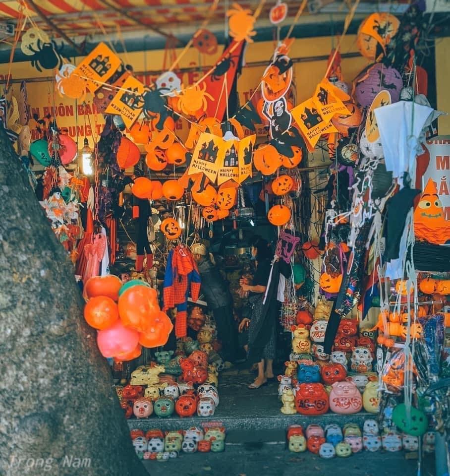 Various Halloween decorations on Hang Ma Street (Photo: Trong Nam/ Facebook).