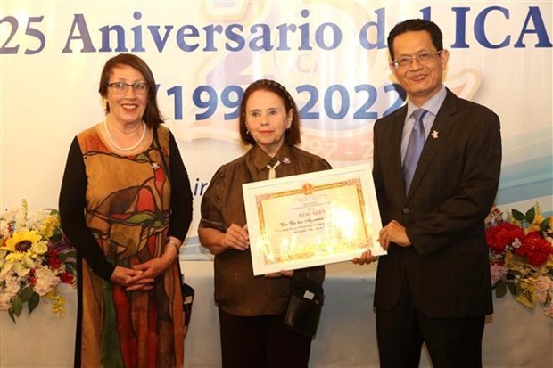 Ambassador to Argentina Duong Quoc Thanh presents a certificate of merit of the Vietnam Union of Friendship Organisations (VUFO) to the ICAV in recognition of its contributions to Vietnam. (Photo: VNA