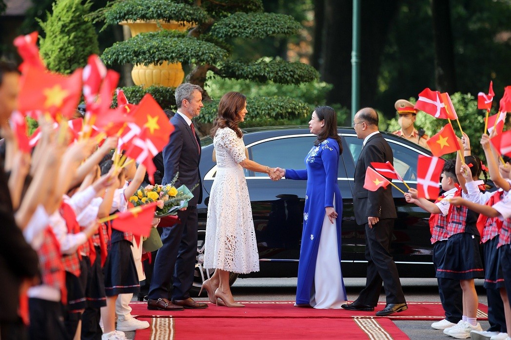 The Crown Prince of Denmark Frederik and the Crown Princess welcomed at a ceremony hosted by Vice President Vo Thi Anh Xuan. Photo: VGP