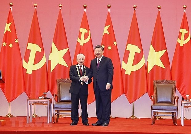 General Secretary of the CPC Central Committee and President of China Xi Jinping presents China's Friendship Order to General Secretary of the CPV Central Committee Nguyen Phu Trong. (Photo: VNA)
