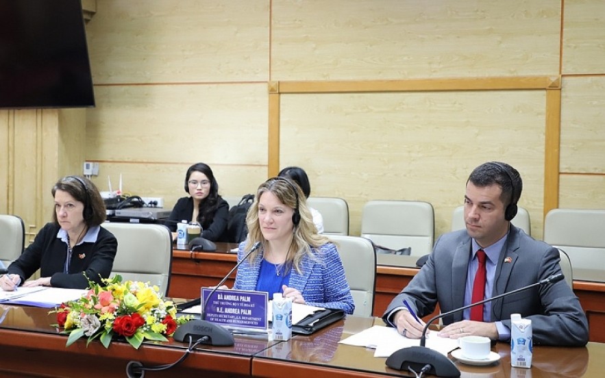Deputy Secretary Andrea Palm (C) of the United States Department of Health and Human Services (HHS) at a meeting with Vietnam's Ministry of Health (MoH) on October 30. Photo: MoH