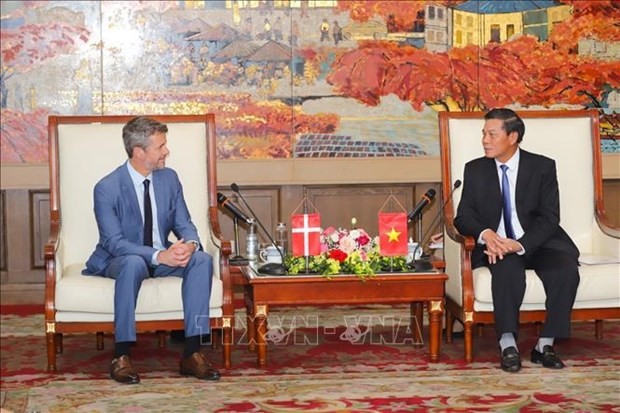 Chairman of the municipal People’s Committee Nguyen Van Tung (right) and Crown Prince of Denmark Frederik at the reception. Photo: VNA