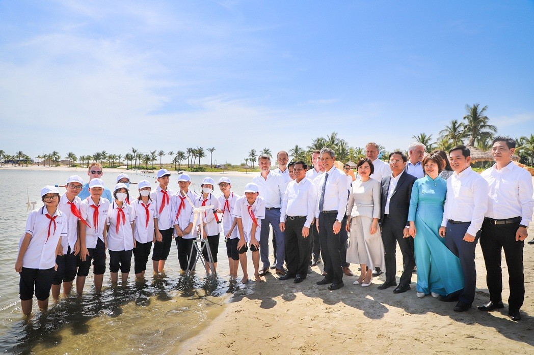 The Crown Prince attends an Offshore Wind for Kids event at the Ocean Dragon Beach (Hai Phong), where kids can play with small-scale offshore wind turbines and learn various aspects of offshore wind energy. Photo: Danish embassy