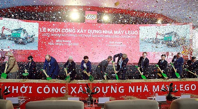 Standing Deputy Prime Minister Pham Binh Minh and visiting Danish Crown Prince Frederik attend the groundbreaking ceremony of a new factory of the LEGO Group, Binh Duong province, November 3, 2022. Photo: VGP