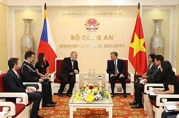 Minister of Public Security Gen. To Lam (right) and the Ambassador of the Czech Republic to Vietnam, Hynek Kmonicek, at the reception. Photo: VNA