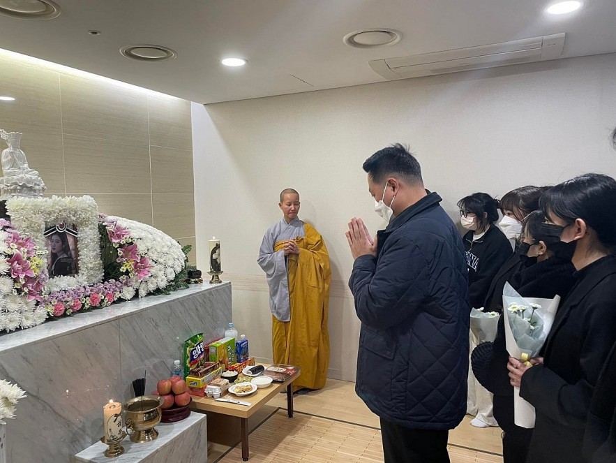 Minister Counsellor at the Vietnamese Embassy to the Republic of Korea Nguyen Viet Anh pays respects to the victim, October 31, 2022. Photo: VNA