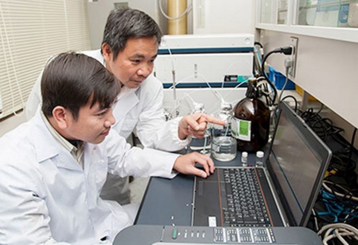 Professor-Dr. Tran Dang Xuan (right) and a researcher at the Laboratory of Physiology, Plant and Biochemistry. Source: Hiroshima University