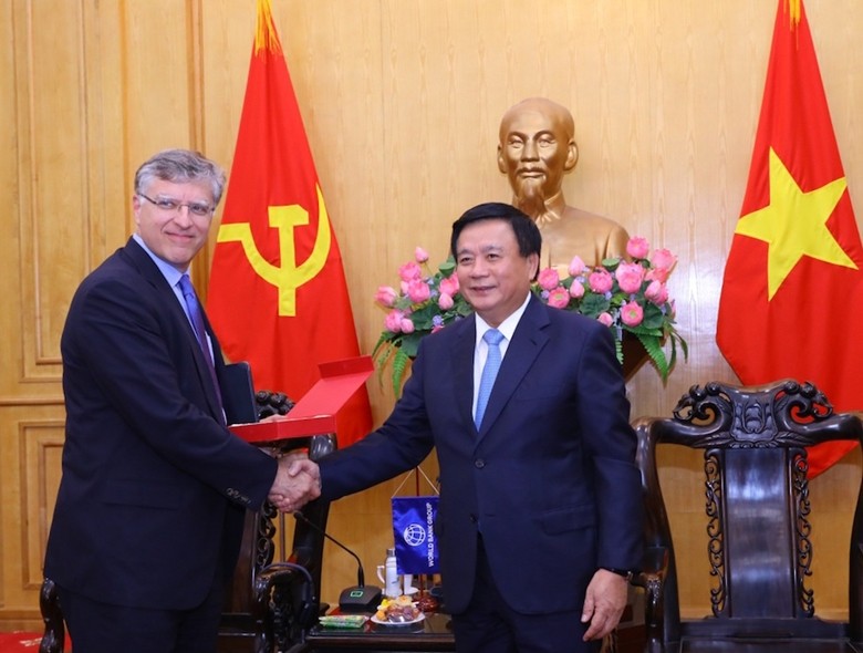 Politburo member, Chairman of the Central Theoretical Council and President of the Ho Chi Minh National Academy of Politics Nguyen Xuan Thang (right) and Global Director of the World Bank (WB) Group's Macroeconomics, Trade and Investment Global Practice Marcello de Moura Stevão Filho. Photo: VNA