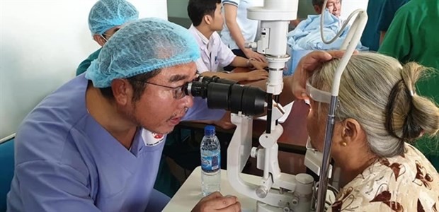 Doctor Hattori exams an elderly patient during his trip to Binh Phuoc province in October 2019. Source: Hoai Sakura's Facebook