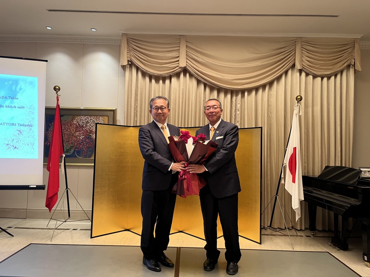 Ambassador Yamada Takio invited Dr. Hattori Tadashi to the Ambassador's Residence to hold a party to congratulate him on being awarded the Ramon Magsaysay Award and wish him continued success in the future.