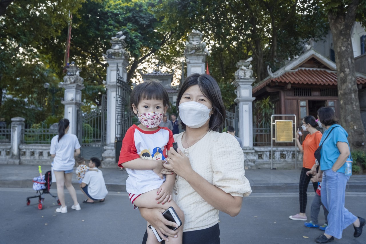 Pham Nguyen Bach Mai and her daughter. (Photo: Thoi Dai)