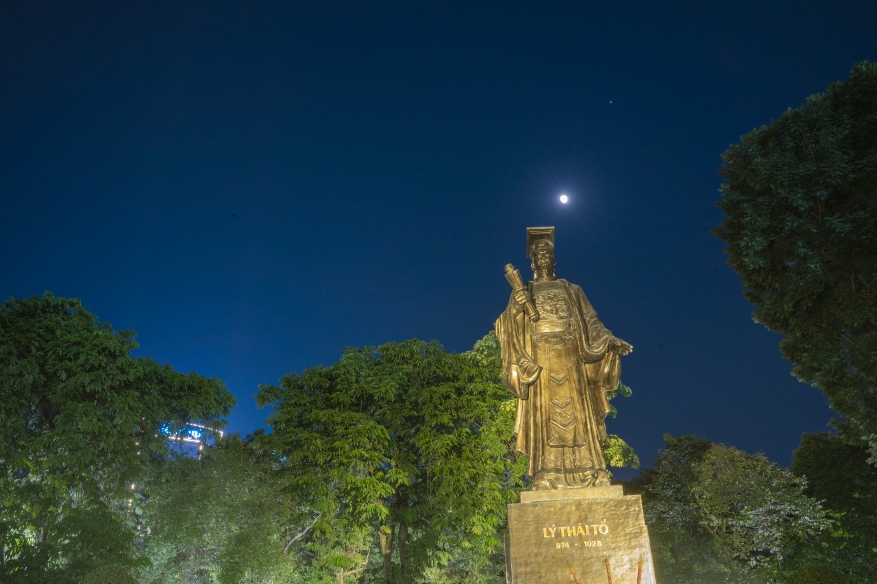 Peaceful Moments Throughout Tranquil Hanoi