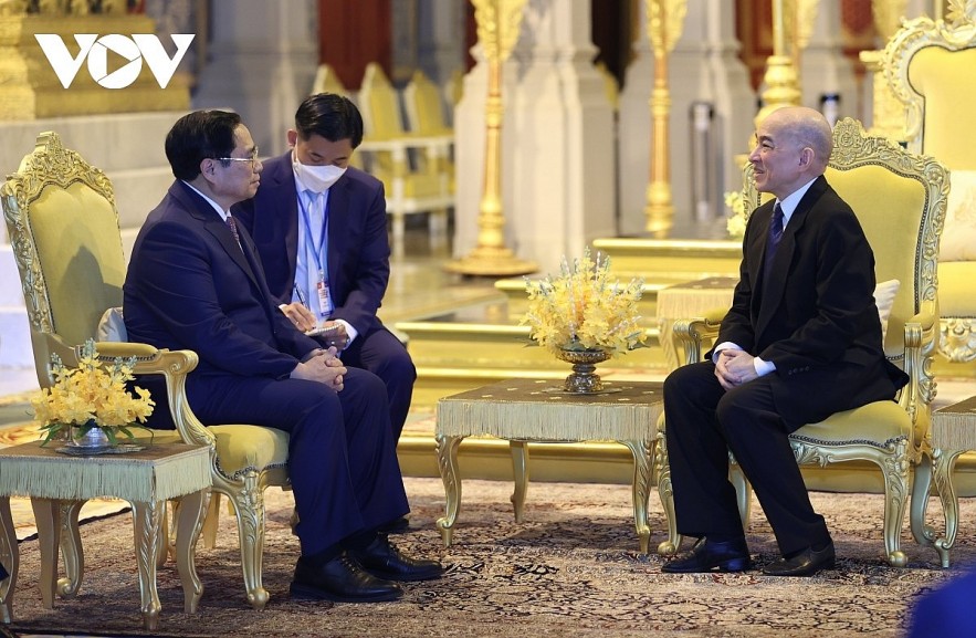 Cambodian King Norodom Sihamoni (R) receives Vietnamese Prime Minister Pham Minh Chinh during his courtesy visit on November 8. Photo: VOV