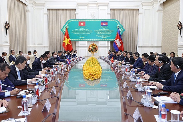Vietnam, Cambodia Resolved to Further Enhance Relations