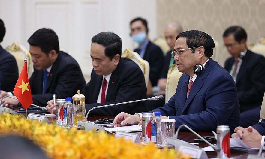 Vietnam, Cambodia Resolved to Further Enhance Relations