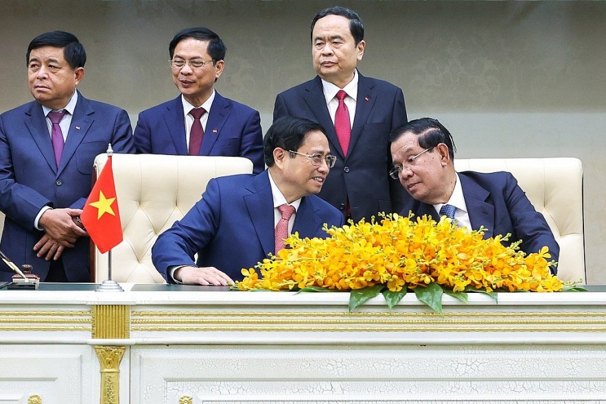 Vietnamese Prime Minister Pham Minh Chinh and his Cambodian counterpart Samdech Techo Hun Sen